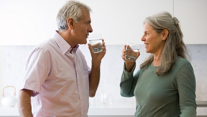 Người lớn tuổi có nên uống nước điện giải Kangen?