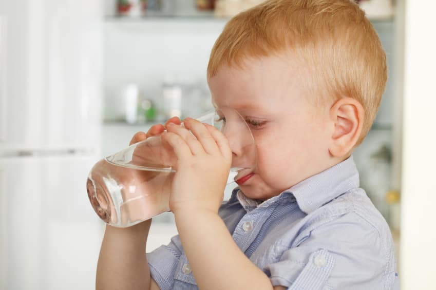 Trẻ em có nên uống nước ion kiềm Kangen?