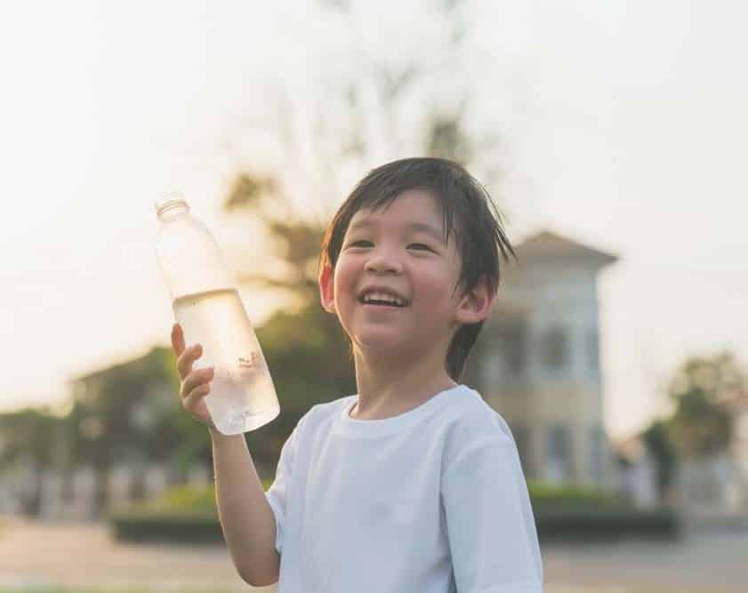 Trẻ em có nên uống nước ion kiềm Kangen?