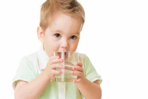 Trẻ em có nên uống nước ion kiềm Kangen?